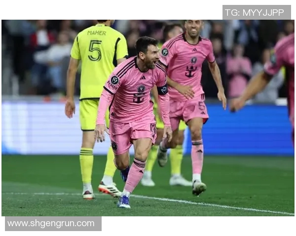 足球球星赛场舔嘴唇瞬间被捕捉引发网友热议